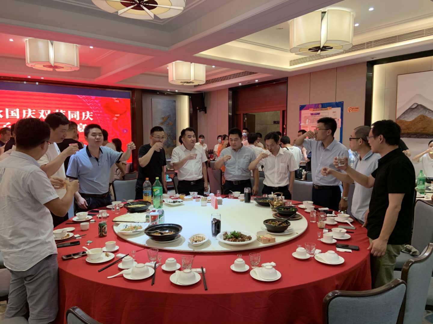 中秋國慶雙節(jié)同慶,旭子家人團(tuán)圓宴 中秋國慶雙節(jié)同慶,旭子家人團(tuán)圓宴